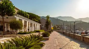 LAZURE HOTEL & MARINA