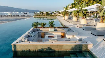 Lazure Hotel & Marina