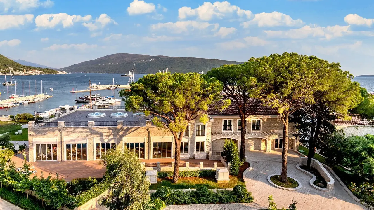 Lazure Hotel & Marina