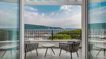 Lazure Hotel & Marina