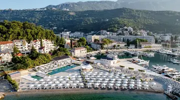 LAZURE HOTEL & MARINA
