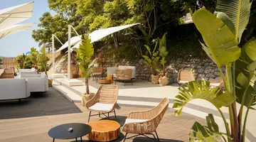 LAZURE HOTEL & MARINA