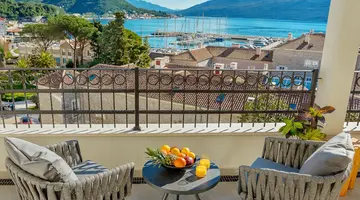 LAZURE HOTEL & MARINA