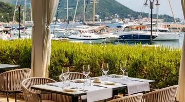LAZURE HOTEL & MARINA