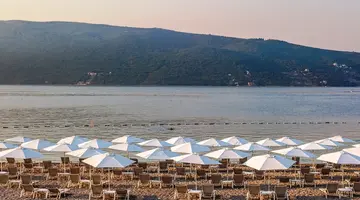 LAZURE HOTEL & MARINA