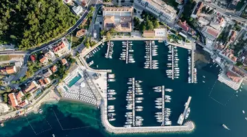 LAZURE HOTEL & MARINA