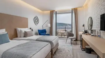 LAZURE HOTEL & MARINA