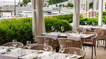 LAZURE HOTEL & MARINA