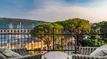 Lazure Hotel & Marina