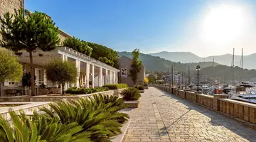 Lazure Hotel & Marina