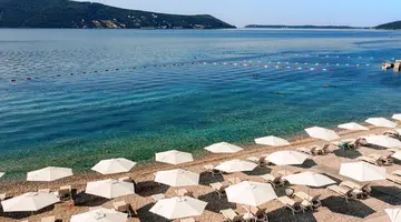 LAZURE HOTEL & MARINA