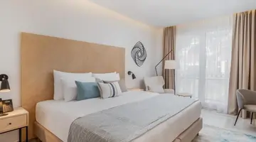 LAZURE HOTEL & MARINA