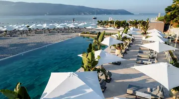 LAZURE HOTEL & MARINA