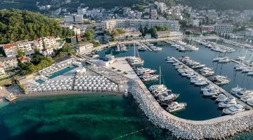 Lazure Hotel & Marina