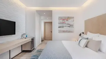 LAZURE HOTEL & MARINA