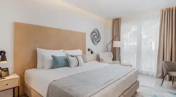 LAZURE HOTEL & MARINA