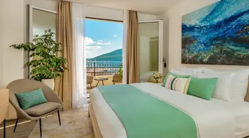 LAZURE HOTEL & MARINA