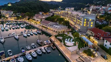 LAZURE HOTEL & MARINA