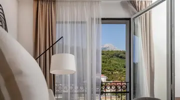 LAZURE HOTEL & MARINA