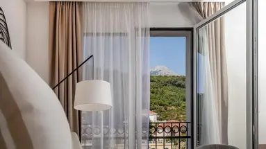 LAZURE HOTEL & MARINA