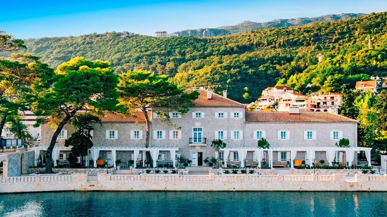 Lazure Hotel & Marina