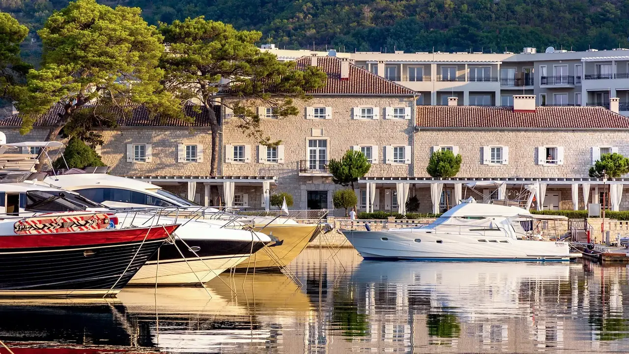 Lazure Hotel & Marina