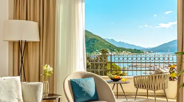 LAZURE HOTEL & MARINA
