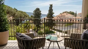 LAZURE HOTEL & MARINA