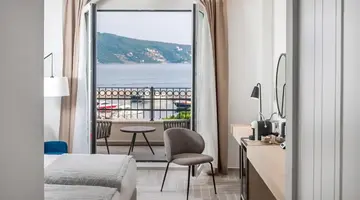 LAZURE HOTEL & MARINA