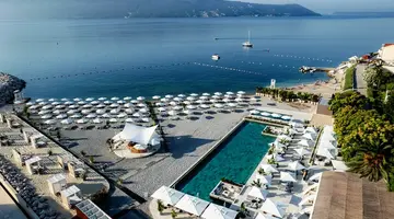LAZURE HOTEL & MARINA