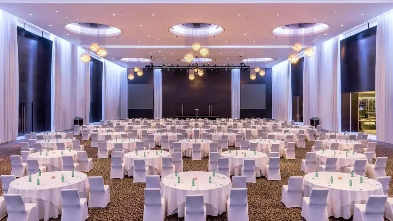 Le Meridien Dubai Hotel & Conference Centre