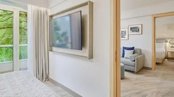 Le Meridien Lav Split