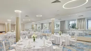 Le Meridien Lav Split