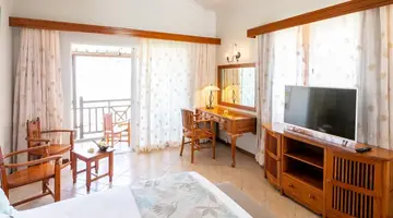 Le Peninsula Bay Beach Resort & Spa