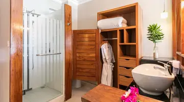 Le Peninsula Bay Beach Resort & Spa