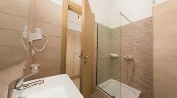 Lefkimi Hotel