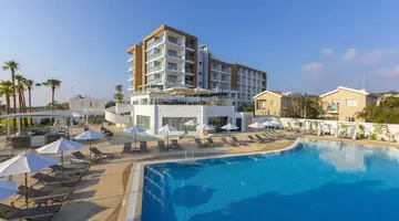 Leonardo Crystal Cove & Spa by the sea -