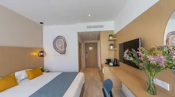 Leonardo Crystal Cove & Spa by the sea -