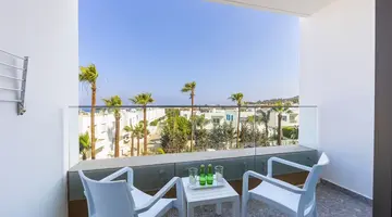 Leonardo Crystal Cove & Spa by the sea -