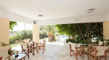 Leonidas Hotel and Studios