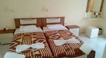Leonidas Hotel and Studios