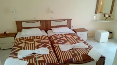 Leonidas Hotel and Studios
