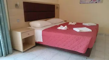 Leonidas Hotel And Studios