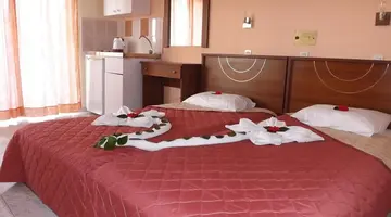 Leonidas Hotel And Studios