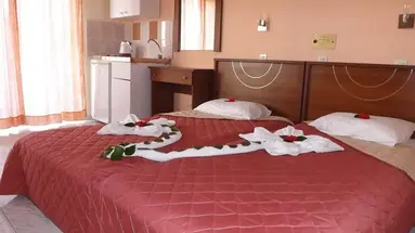 Leonidas Hotel And Studios