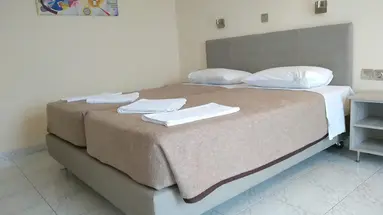Leonidas Hotel And Studios
