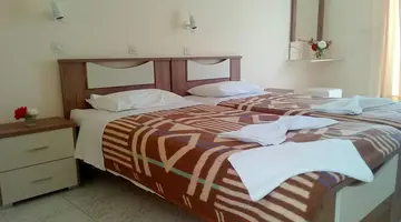 Leonidas Hotel And Studios