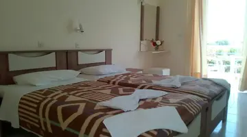 Leonidas Hotel and Studios