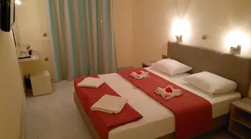 Leonidas Hotel And Studios