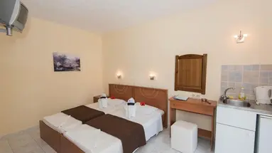 Leonidas Hotel and Studios
